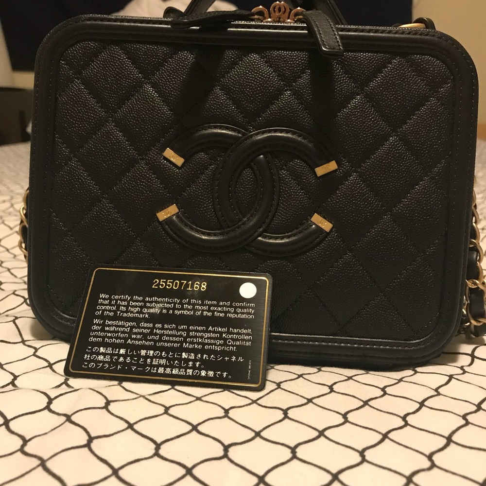 %100 authentic, used but still new..
Chane